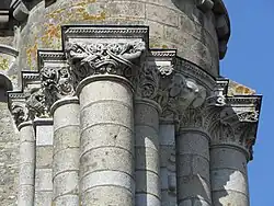 Chapiteaux à la base de la poivrière gauche