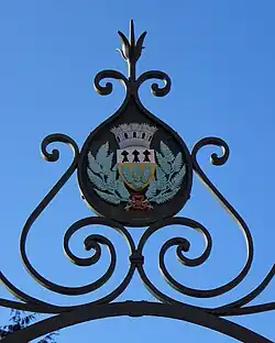 Les armes de Fougères ornant la grande grille d'accès au Jardin public.