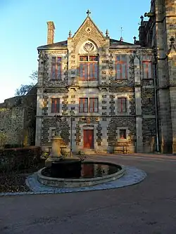 La fontaine au pied de la sacristie de Saint-Léonard et de la tour du Papegaud.