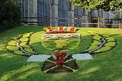 Mosaïculture aux armes de la ville.