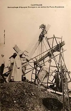 Représentation sur une carte postale de l'exhumation d'un sarcophage pendant des fouilles archéologiques.