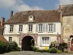 Le prieuré de Montmille, jouxtant l'église.