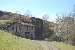 Une maison et un four à chaux.