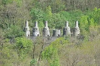 Les fours-biberons de l'ancienne cimenterie.