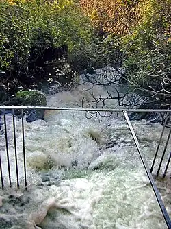 Grotte-résurgence de la Foux de Saint-Cézaire, après un orage intense.