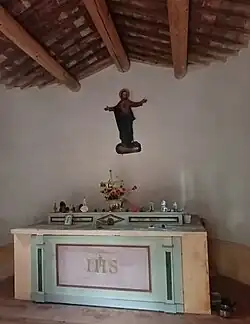 Intérieur de la chapelle et son « autel-citerne »