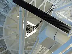 Foyer antenne de PB5, mars 2008, remarquez que la peinture est fraiche et que les guides d'ondes sont débranchés ! Le gros guide servait à la réception, le plus petit à l'émission, les guides étaient pressurisés à l'azote.