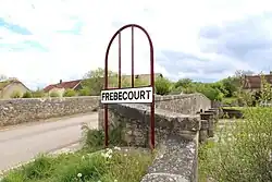 Entrée du village et le pont sur la Meuse.
