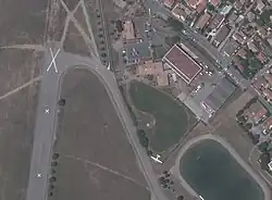 Ancien aéroclub en 2011 devenu le groupement des Pompiers.