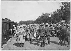 soldats noirs en tenue embarquant dans un train