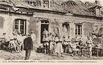 Cantonnement de nos troupiers vainqueurs Noter le toit détruit.