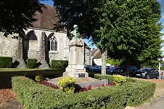 Monument aux morts par Félix Charpentier, adossé à la façade sud de l'église et abside.