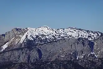 La tête de l'Arpettaz, la tête Ronde et la tête Noire (de gauche à droite) vues depuis le plateau de Beauregard au sud-est.