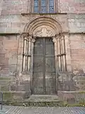 Portail roman du XIIIe&nbsp;siècle avec motifs.