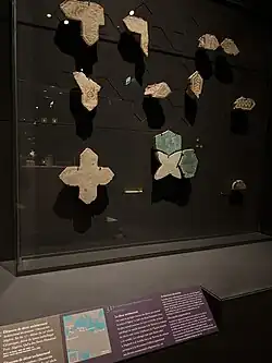 Fragments de Zellige de la Kalâa des Béni Hammad datant de la fin du 11ᵉ siècle et exposés au Musée du Louvre