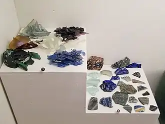 Fragments de verre destinés au recyclage. découverts dans les ateliers.