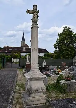 Croix du cimetière datée de 1763.