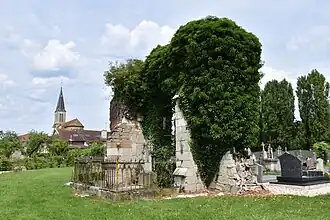 Vestiges de l'ancienne église dans le cimetière en 2024 et vue de l'église actuelle.