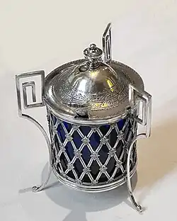 Moutardier en argent et verre bleu.