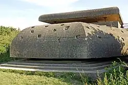 Photographie détaillée du toit d'un bunker.