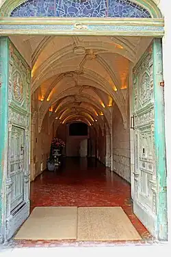 Vue plongeante de l'entrée du château.
