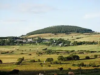 Vue sur le village de Chaudeyrolles et le mont Signon qui le surplombe.