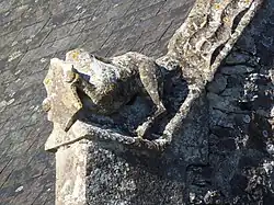 Chimère sur le toit du manoir.