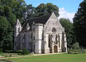 La chapelle romane voûtée d'ogives au XIIIe&nbsp;siècle, avant d'être compartimentée au milieu du XVIe&nbsp;siècle.