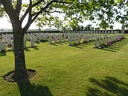 Le cimetière militaire d'Hottot-les-Bagues.