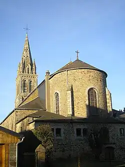 L'abside et le clocher de l'église Saint-Pierre-et-Saint-Paul.