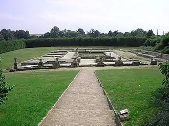 Photographie en couleurs des ruines d'un site antique.
