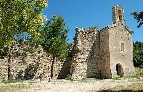 La nef en ruine et le transept.