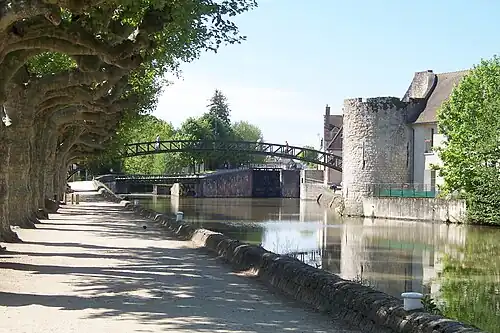 Passerelle Victor-Hugo construite en 1891 en style Eiffel sur le canal de Briare.