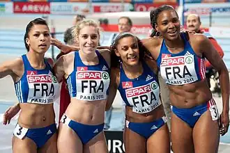 Marie Gayot(2e à gauche) et le relais 4x100à Paris en 2011.