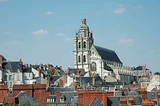 Photo de la cathédrale surplombant la ville.