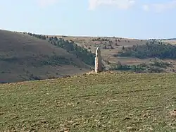 Le site mégalithique de la Cham des Bondons, entre causse de Sauveterre et Mont Lozère, au centre.