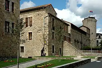 La place de la Poste, la statue de l'homme-loup/Bête du Gévaudan, la tour de Bodon.