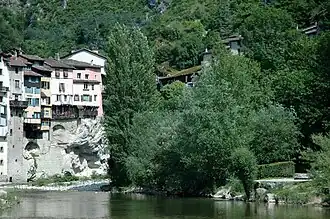 La Bourne au pied du bourg.