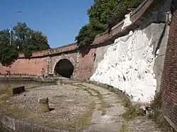 Vers le canal du Midi, au premier plan le bas-relief de François Lucas