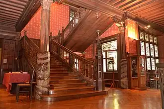 Escalier principal menant du premier au deuxième étage.