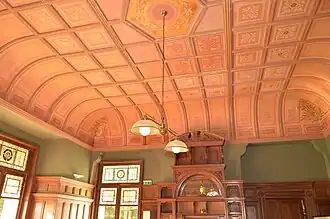 Salle à manger secondaire ou fumoir, avec autrefois billard, jeux de cartes... la haute cheminée comprend un système de planches de bois laissant apparaître des lignes pour compter les points dans les jeux et deux tiroirs dissimulés qui abritaient jadis des jeux de cartes.