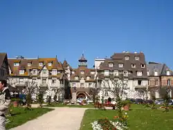 Hôtel et jardin François André, côté casino de Deauville.