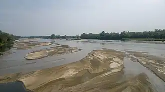 La Loire et des grèves au niveau du pont.