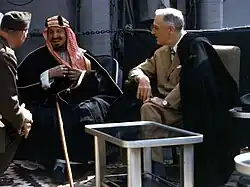 Entrevue entre le roi Abdelaziz Al Saoud et le président américain Franklin Roosevelt au milieu du canal de Suez, à bord du croiseur USS&nbsp;Quincy revenant de la conférence de Yalta le 14 février 1945.