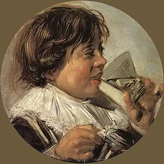 Garçon avec un verre et une cruche en étain.