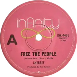 Un disque rose avec un trou au milieu décoré d'un symbole de l'infini jaune. Il mentionne en grandes lettres blanches le nom Infinity. Le titre Free the People et le nom Sherbet apparaissent en plus petit en bas.