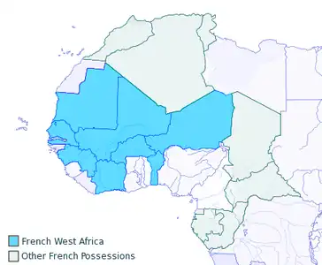 Carte de l'Afrique française en 1913, avec l'Afrique-Occidentale en bleu, ainsi que l'Afrique-Équatoriale et l'Afrique du Nord en vert clair.