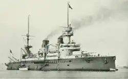 Photo d'un navire de guerre à l'ancre, vu de tribord.