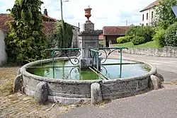 Une fontaine.