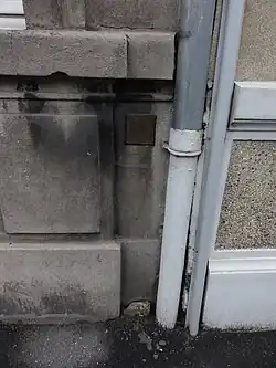 Localisation de la plaque du puits couchant sur le mur de la maison.